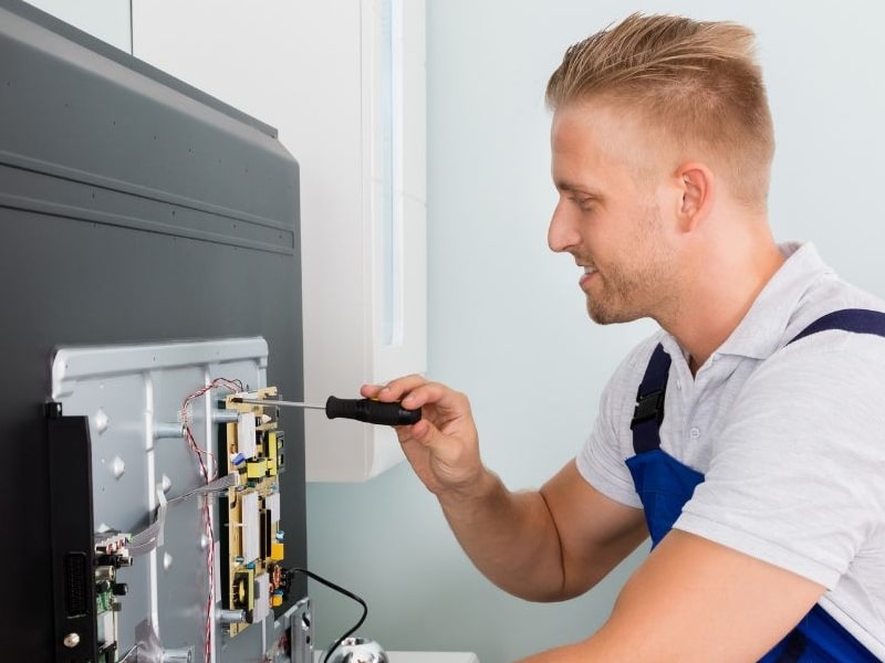 Fotografía de técnico reparando Televisores Aspes